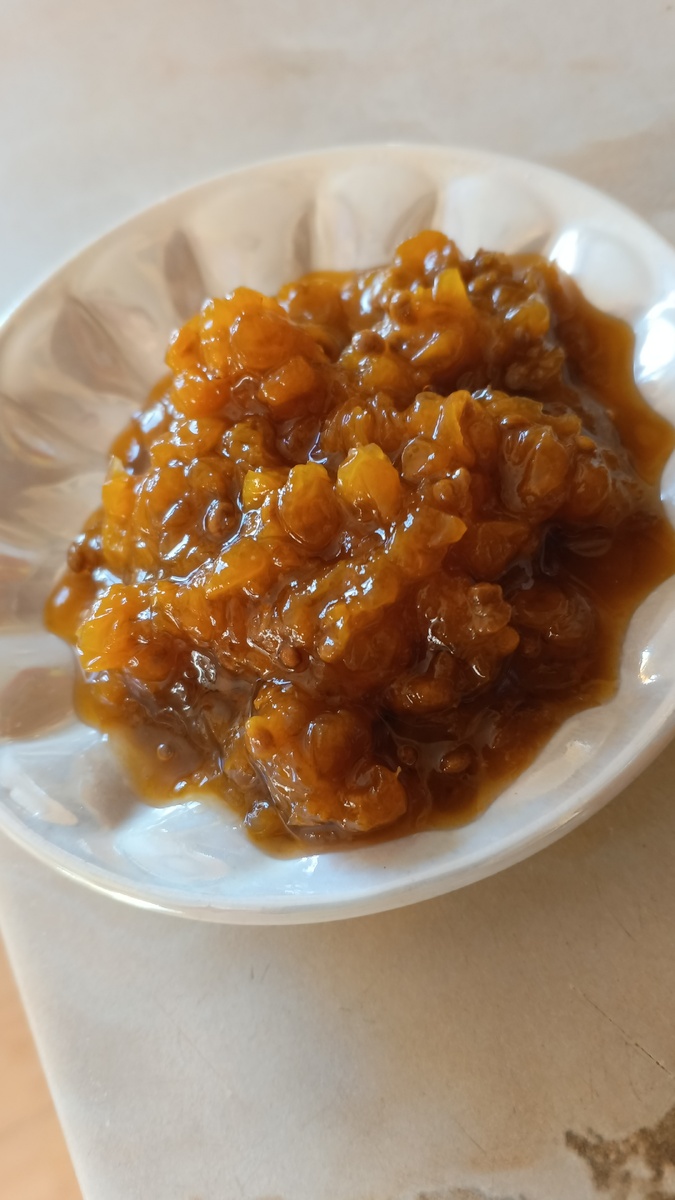 фото автора: морошковое варенье, ягода схожа с малиной по форме, внутри есть косточки