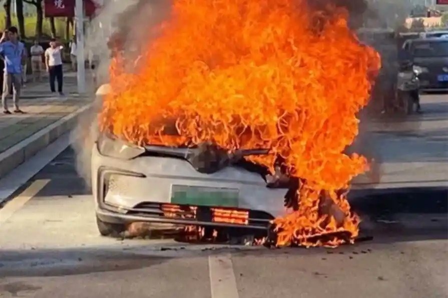 Кадры ужасного ДТП с автомобилем Xiaomi SU7. Внутри были люди.