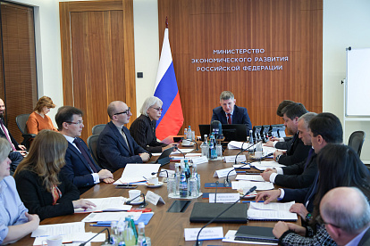 В Министерстве экономического развития Российской Федерации под председательством министра Максима Решетникова прошло заседание Совета по классификации средств размещения (КСР). Участники подвели первые итоги года работы масштабной реформы и наметили дальнейшие шаги.

С 2025 г. все средства размещения — от отелей до глемпингов — обязаны пройти самооценку, внести себя в государственный реестр и только после этого смогут легально работать и получать «звезды». Реформа дает преимущества всем участникам рынка: владельцы средств размещения подтвердят свой сервис и могут привлекать больше гостей, туристы получают уверенность, что их ожидания от отдыха совпадут с реальностью, а у туристических агрегаторов будут проверенные данные об объектах, которые они предлагают.

Открывая заседание, министр Максим Решетников поблагодарил коллег из Росаккредитации, регионов и бизнеса за совместную работу.