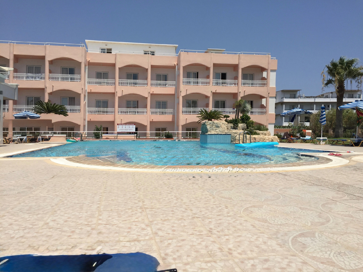 Отель и бассейн