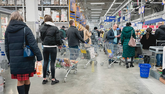 Эксперты назвали продукты, которыми нужно закупиться до весны, чтобы не переплачивать