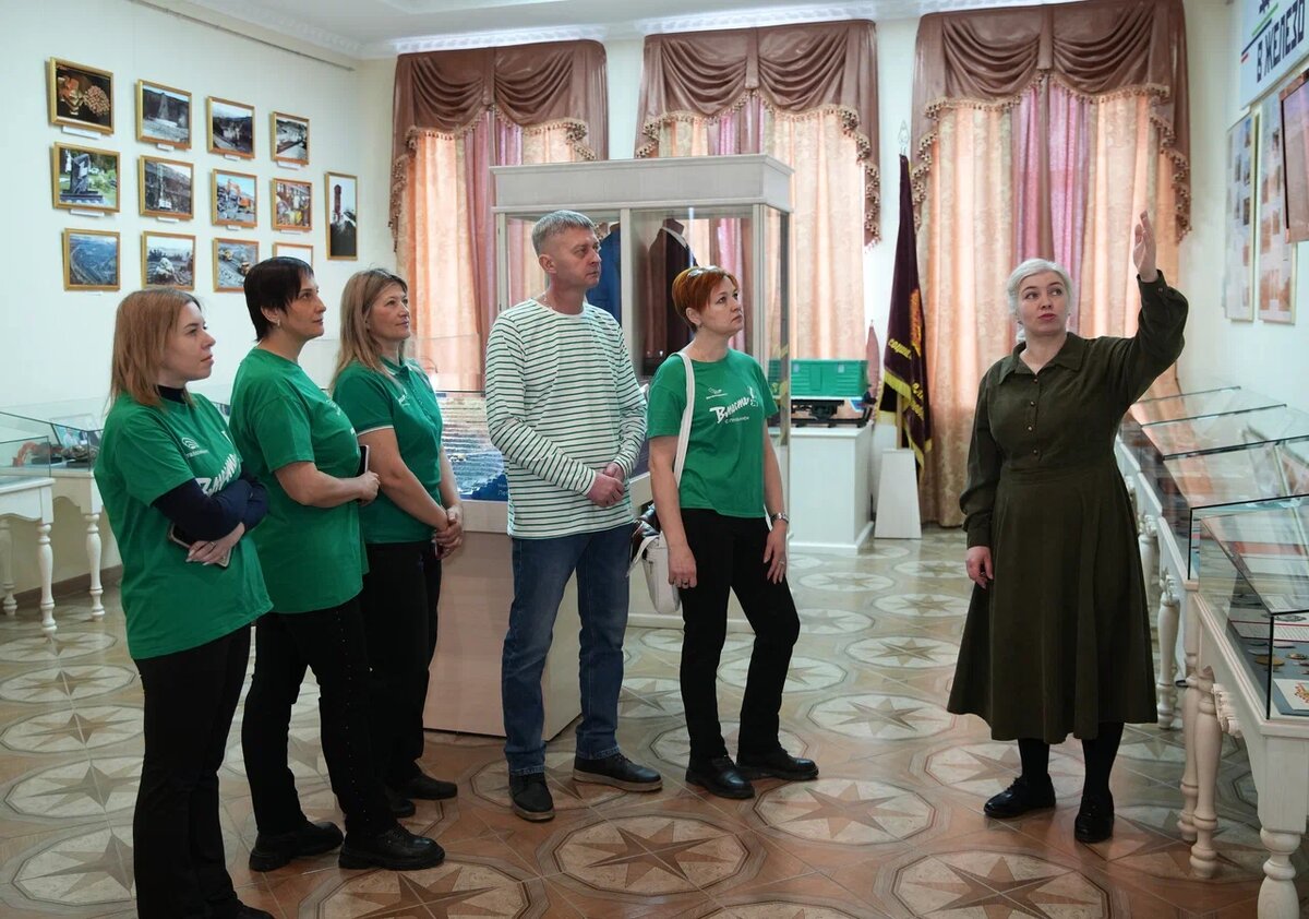 Во время визита в музей КМА волонтёры ЛГОКа пообщались с директором Татьяной Золкиной и осмотрели экспозицию. Фото Александра Белашова