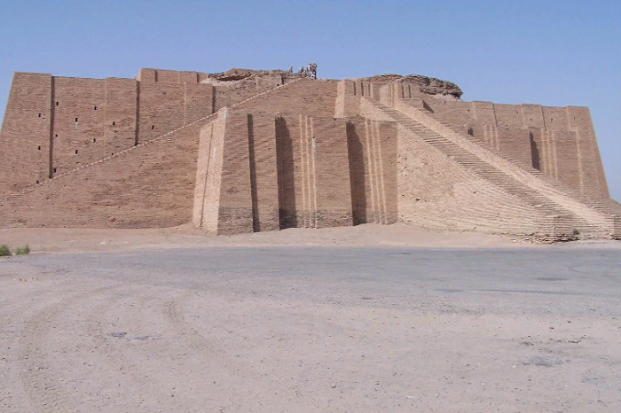 Зиккураты сохранились в лучшем случае наполовину, как зиккурат Ур. 