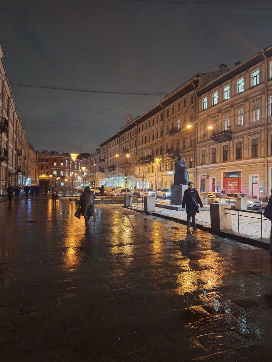 Санкт‑Петербург занял первое место в «зеленом» рейтинге развития туризма, обогнав Москву и Кемеровскую область. 

Это показатель того, насколько хорошо город справляется с большим турпотоком, не нанося при этом вред культуре и экологии.

Данные построены на анализе 15 показателей, объединенных в четыре группы: безопасность и управление рисками, качество окружающей среды, инфраструктура для здоровья и доступности, а также управление устойчивым развитием. 

Для расчета использовались данные Росстата, региональные стратегии и ответы органов власти из 80 субъектов Российской Федерации.

Санкт‑Петербург выделился последовательным внедрением стандартов устойчивого туризма в условиях высокой нагрузки. По мнению аналитиков, многие из практик Северной столицы являются уникальными.

Устойчивый туризм подразумевает стремление минимизировать негативное влияние на природу и местную культуру. 

Цель — приносить долгосрочную пользу без ущерба для окружающей среды. При этом речь идет не только об экологии, но и о сохранении историко-культурного облика города.

«Наш подход заключается в осознанном формировании привлекательных предложений, обеспечивающих комфортные, безопасные и гостеприимные условия для туристов. Мы активно развиваем креативные индустрии и составляем перспективные стратегии развития, стремясь сохранить природное и культурное наследие Петербурга. Примером является проект „Новая туристская география“, который позволяет распределить турпотоки по городу. Мы также развиваем новые направления в индустрии путешествий и регулярно информируем гостей о разнообразии туристских предложений»,— отметил председатель Комитета по развитию туризма Санкт‑Петербурга Евгений Панкевич.

Северная столица постоянно развивается: появляются новые туристские маршруты, открываются экотропы. На официальном городском туристско- информационном портале Visit Petersburg можно найти новые идеи для ярких впечатлений в городе на Неве.