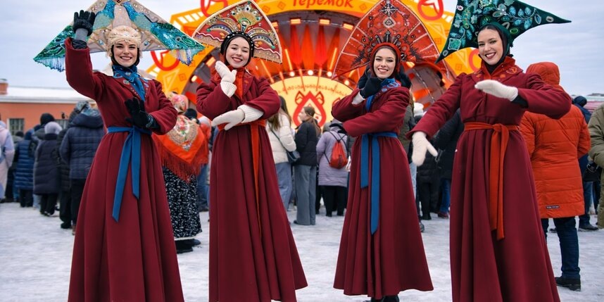 Хоровой перформанс, соломенные арт-скульптуры и розовые блины: в Петропавловской крепости пройдет фестиваль «Сударыня Масленица»