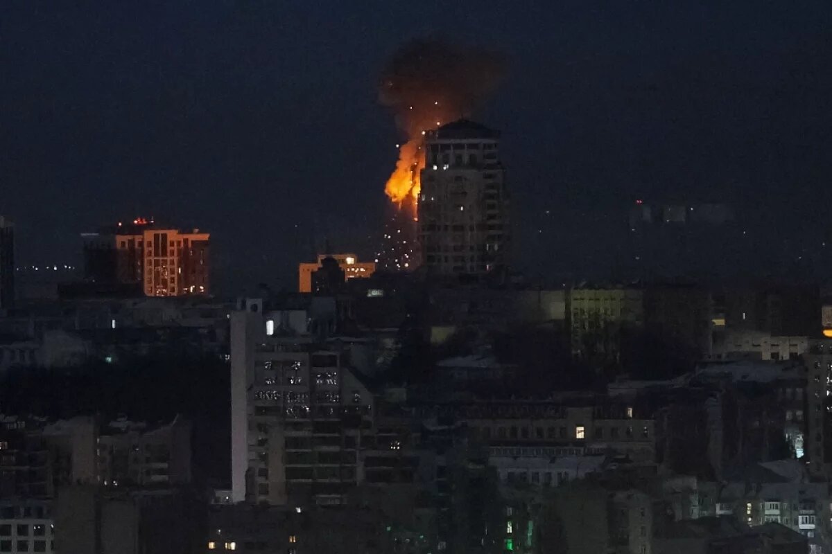    Военные эксперты пишут, что удары по украинской энергетике носят системный характер, и в ближайшей перспективе атаки продолжатся.