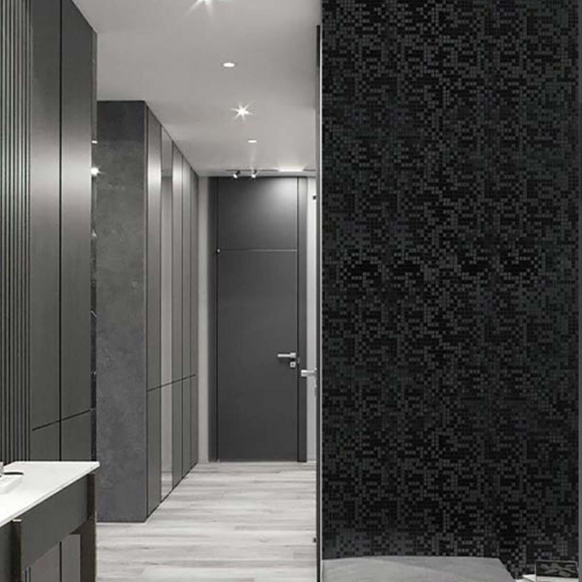 Пример отделки стены прихожей гибкими самоклеящимися панелями VEROL с имитацией мозаики. Артикул на WB: 558099738.