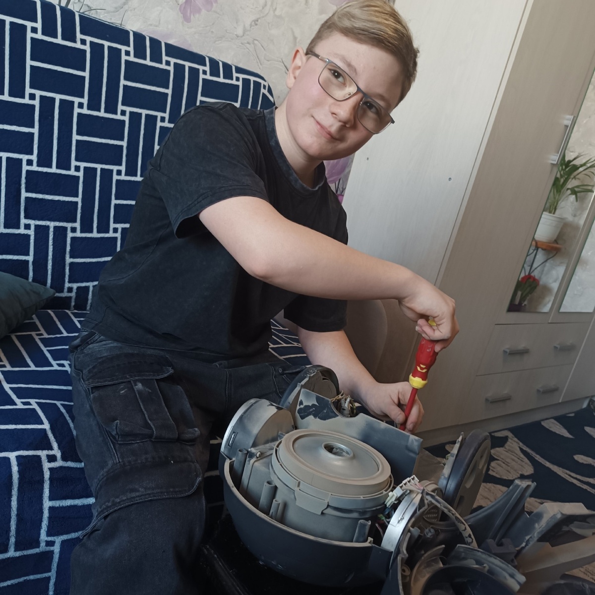 Толя Белоглазов за починкой пылесоса. Фото: газета «Сельские новости» поселка Бреды Челябинской области / предоставлено для публикации hornews.com