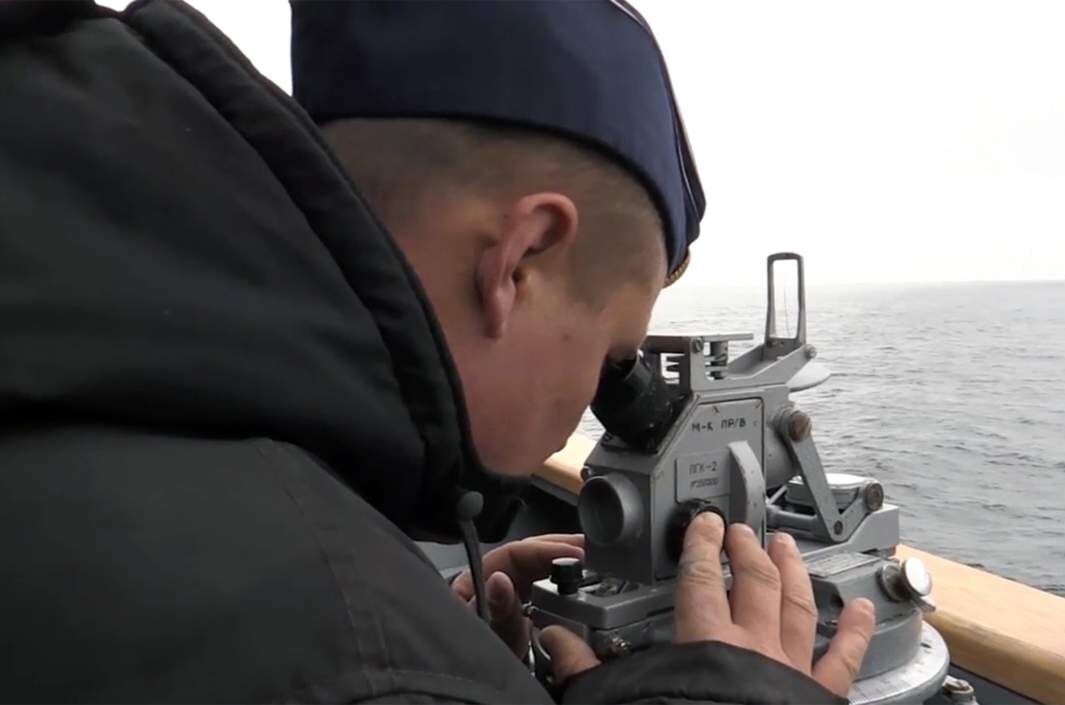 Военнослужащий ВМФ РФ наблюдает за пуском баллистической ракеты «Булава» с ракетного подводного крейсера стратегического назначения Северного флота «Юрий Долгорукий» из назначенного района в акватории Баренцева моря по полигону Кура на Камчатке.
Фото: РИА Новости/Министерство обороны РФ