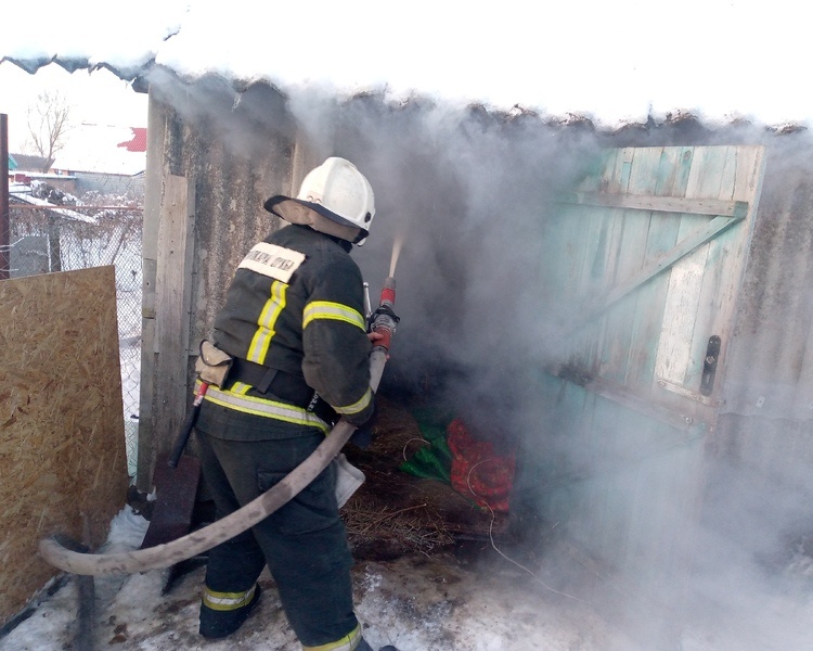     В Курской области потушили серьезный пожар на подворье