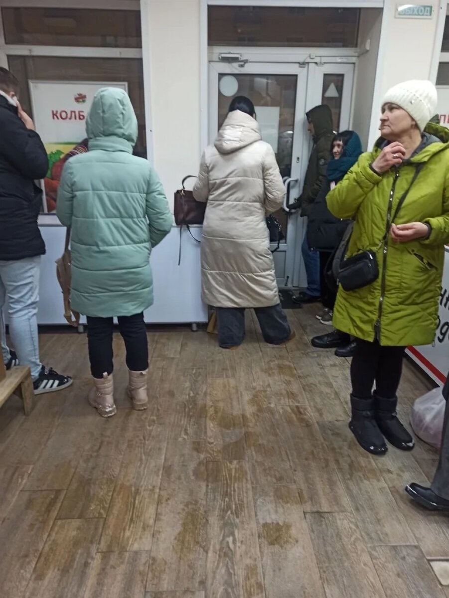    В магазине грелось шесть человек, которые уже познакомились и мило общались. Фото: Инна Лебедева.