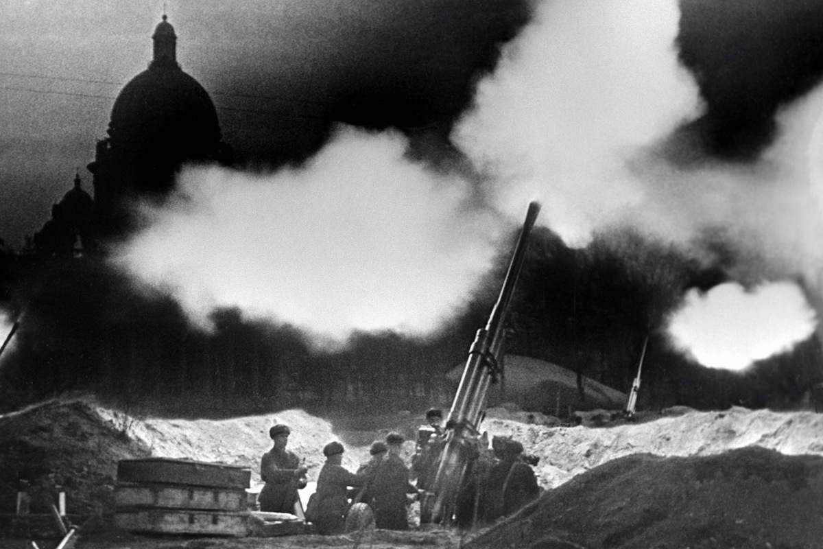    Блокадный Ленинград. Батарея зенитных орудий у Исаакиевского собора ведет огонь, отражая ночной налет немецкой авиации./Анатолий Гаранин/РИА Новости