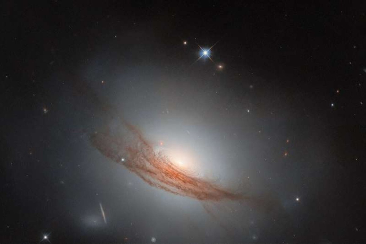    На этом снимке космического телескопа «Хаббл» изображена линзовидная галактика NGC 7722, расположенная на расстоянии около 187 миллионов световых лет от нас. На снимке видны концентрические кольца пыли и газа, которые закручиваются вокруг яркого ядра галактики.