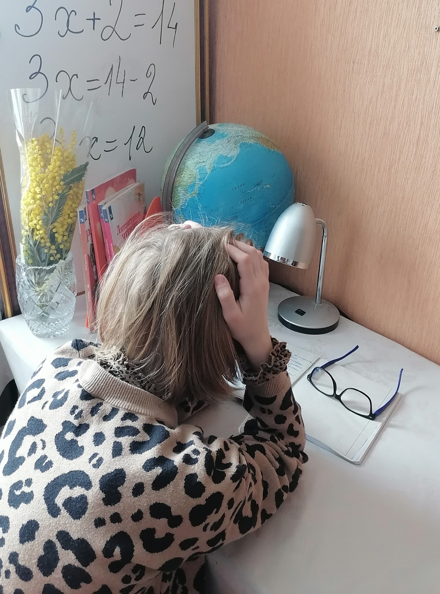 Учитель плачет