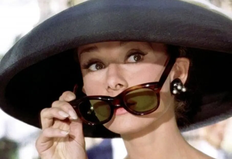 Одри Хепберн в очках "кошачий глаз"