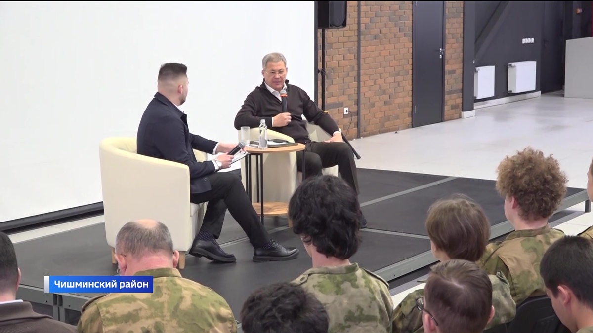    Глава Башкортостана Радий Хабиров встретился с участниками учебных сборов в парке «Патриот»