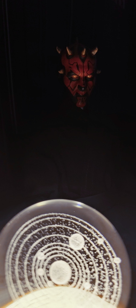 Чувствует, чтто что-то надвигается.