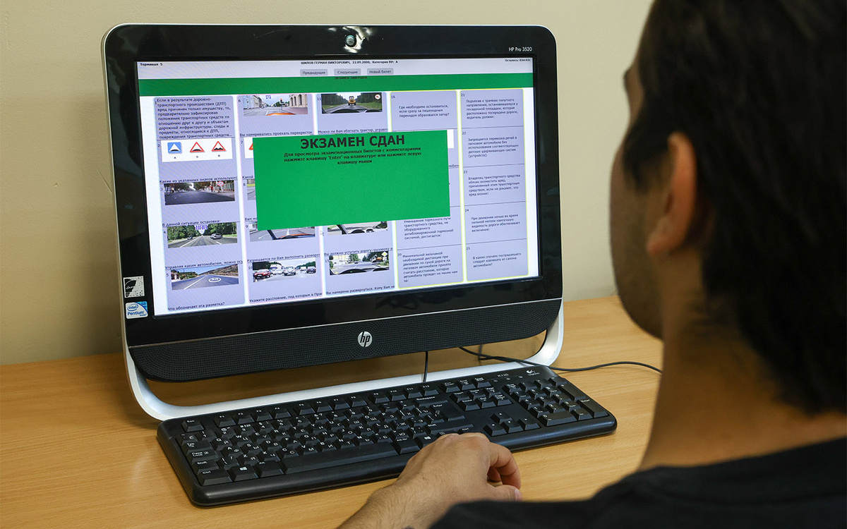 Petrov Sergey / NEWS.ru / Global Look Press📷Для успешной сдачи теории нужно правильно ответить на 20 вопросов за 20 минут, допустив не более двух ошибок в двух разных тематических блоках экзаменационного билета