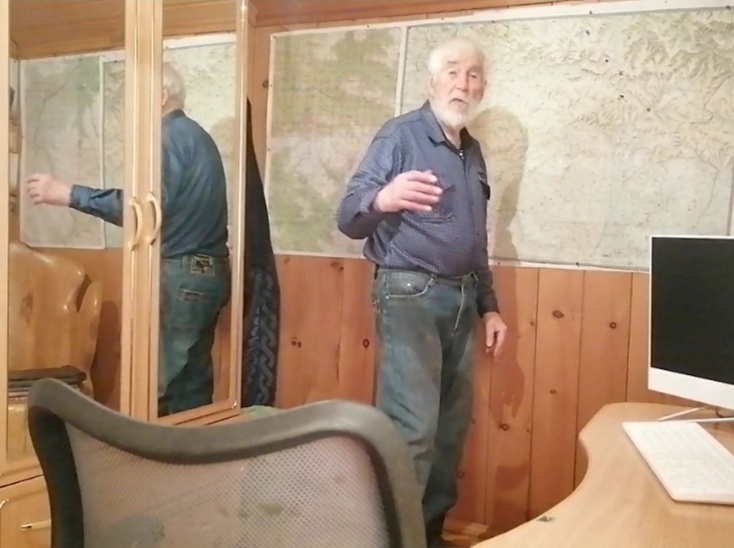 Владислав Иванович у карты Саян. 