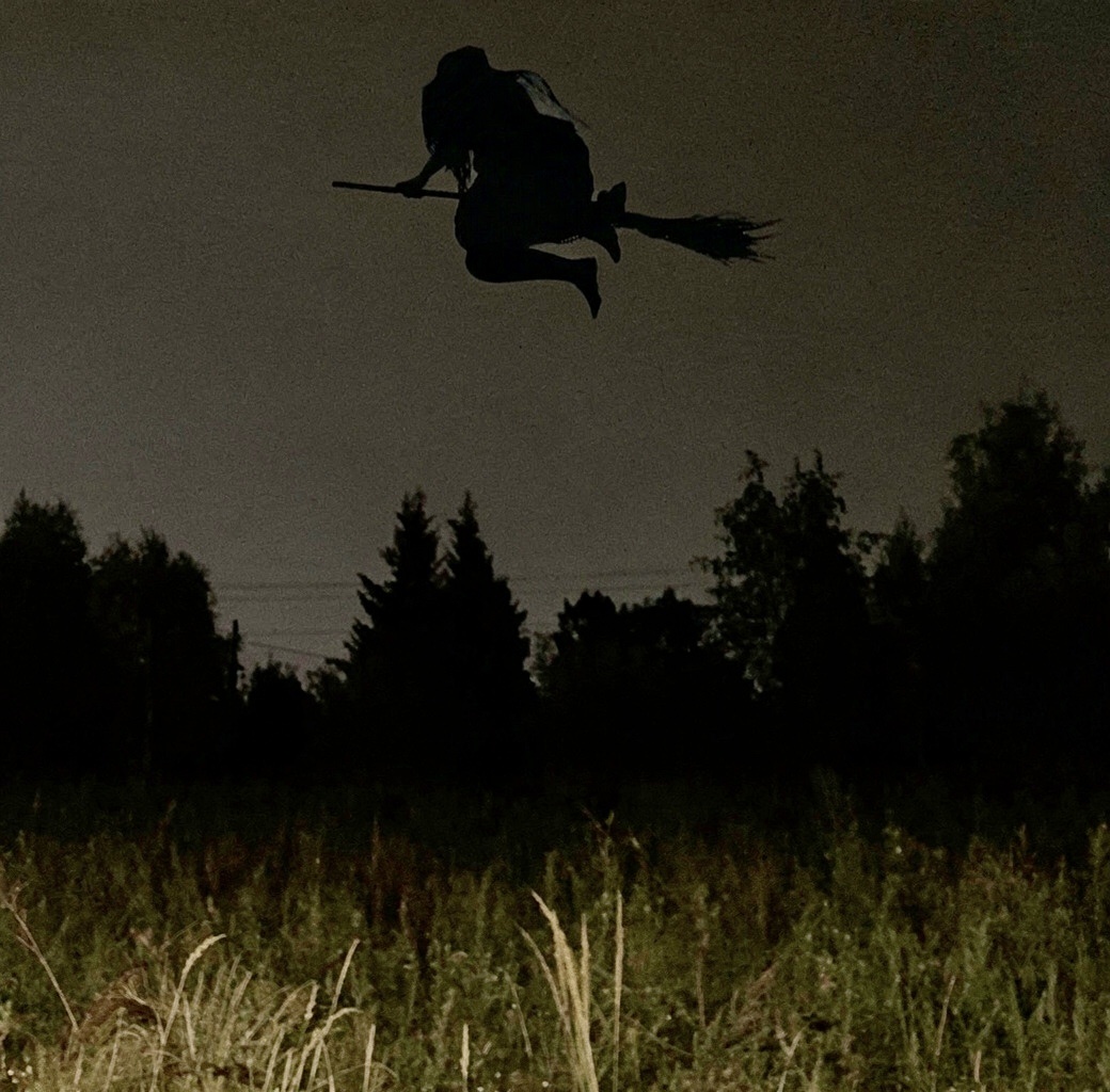 Распущенные волосы у волосы – символ её связи с потусторонним миром