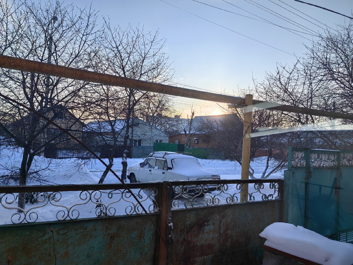 Почистила снег, а машину не стала. Ночью обещают -30, в сугробе она сохраннее будет. Я надеюсь. 