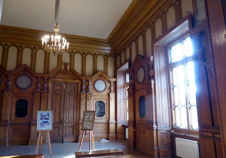 Место шибели императора Павла. После смерти Павла I интерьеры были перестроены. В XIX веке, когда замок заняло Инженерное училище, спальню освятили как церковь.