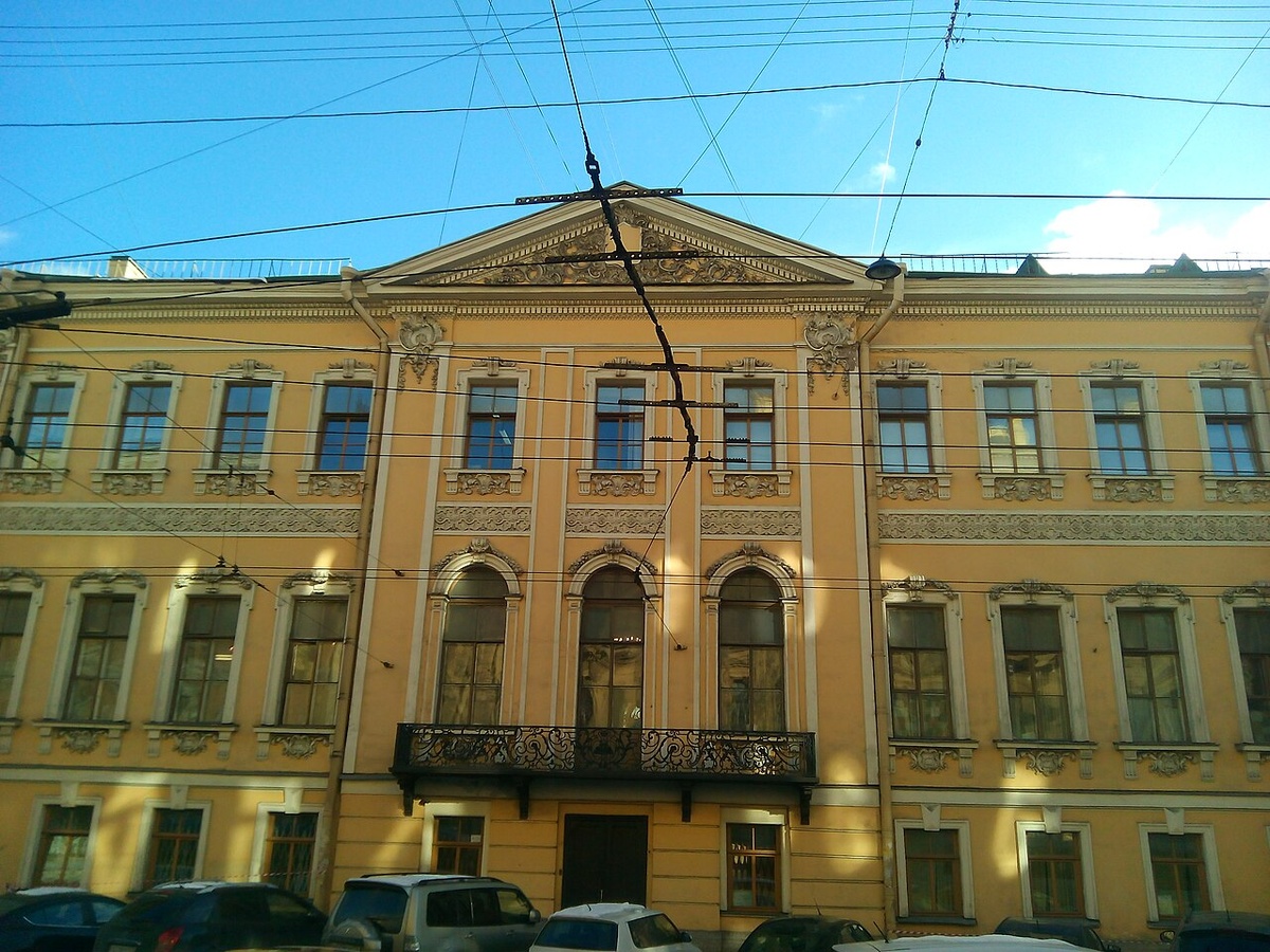 Здание №10 на Малой Морской улице.