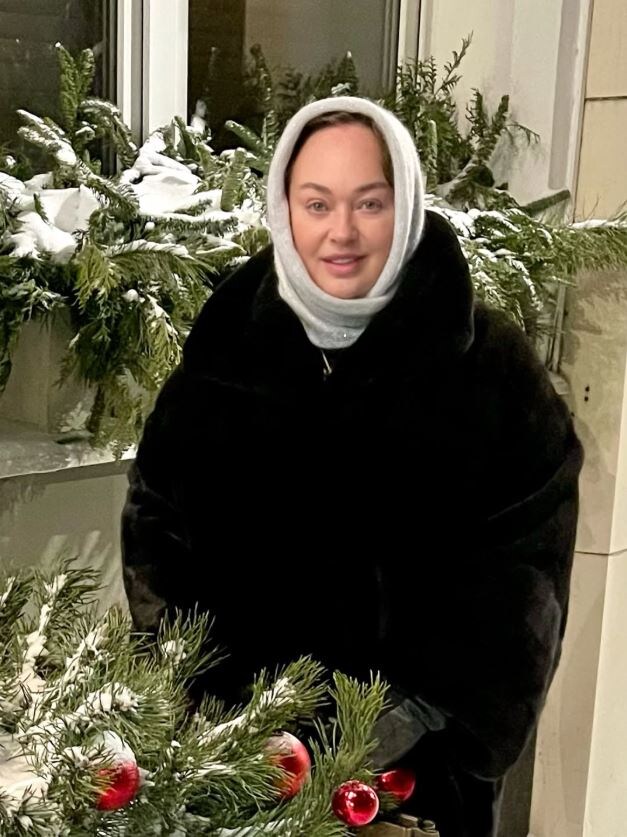 Лариса Гузеева в шубе и платке
