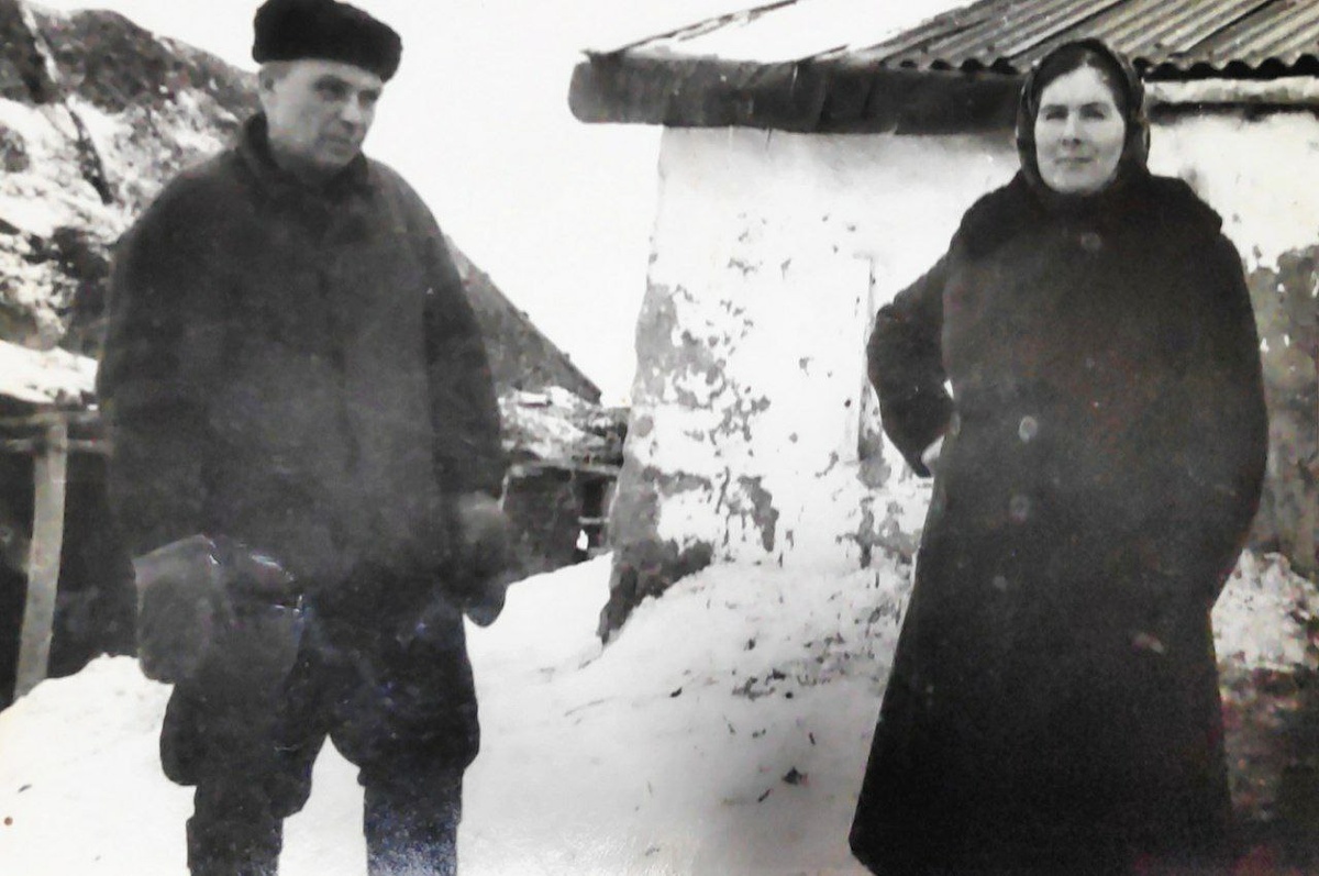 Василий Иванович и крёстна Анна около дома. Фото из семейного альбома Поплёвиных.