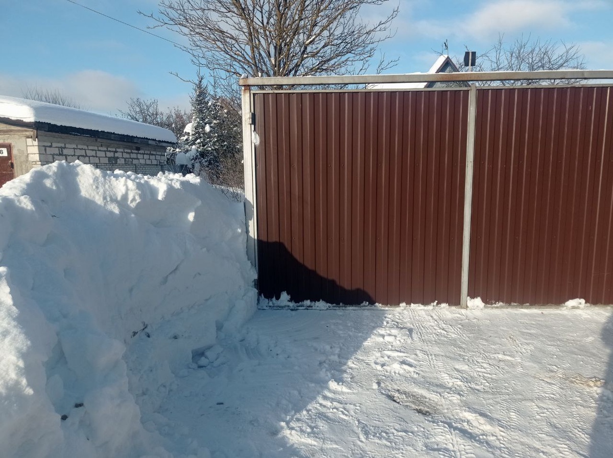 Вот эту площадку мы чистили в ночи, чтобы хоть как-то убрать машину с дороги...