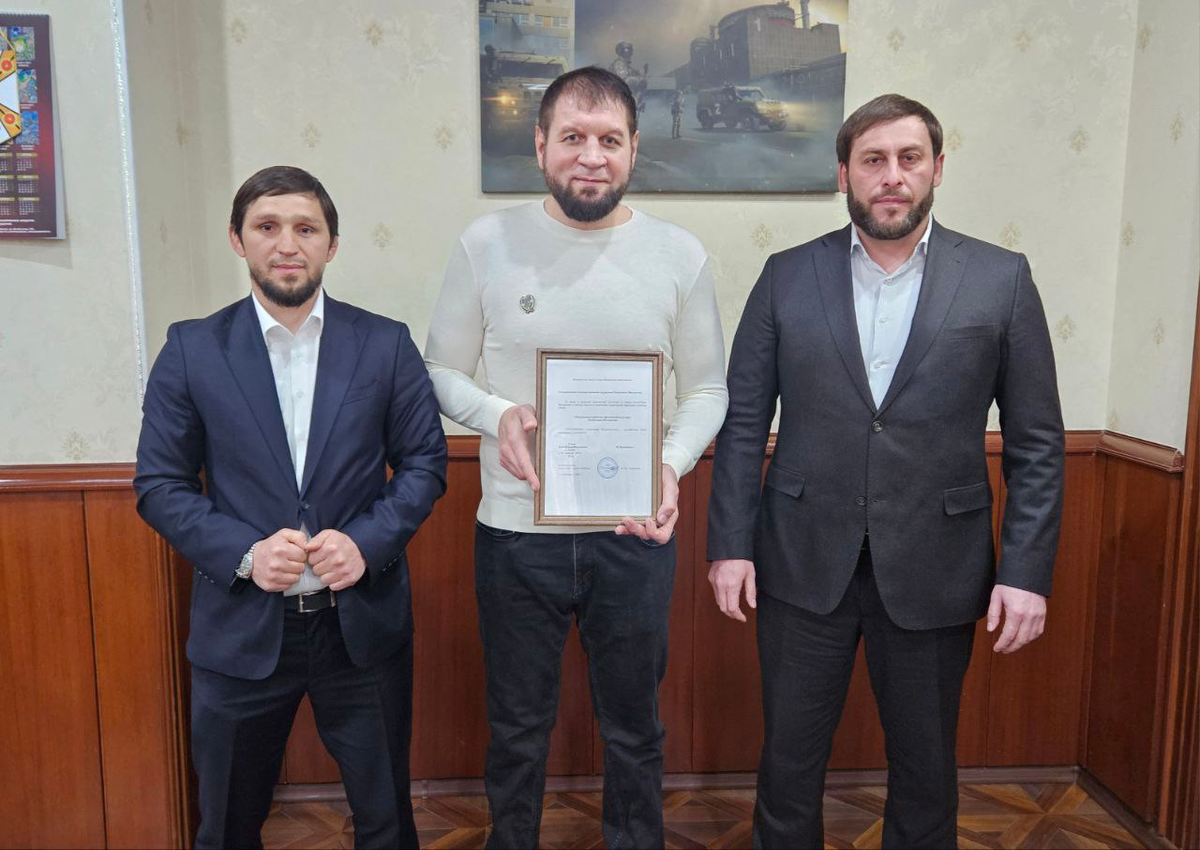 Александр Емельненко получает награду.