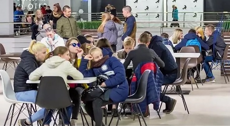 Просто сидят.