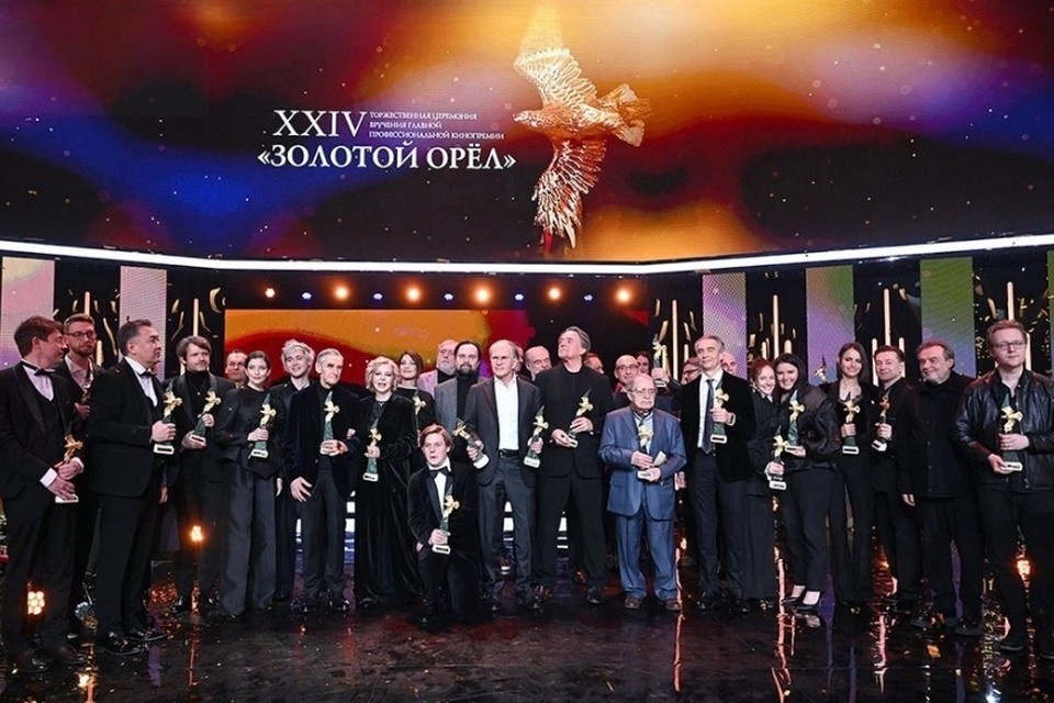    Дмитрий Емельянова крайний справа Михаил ФРОЛОВ