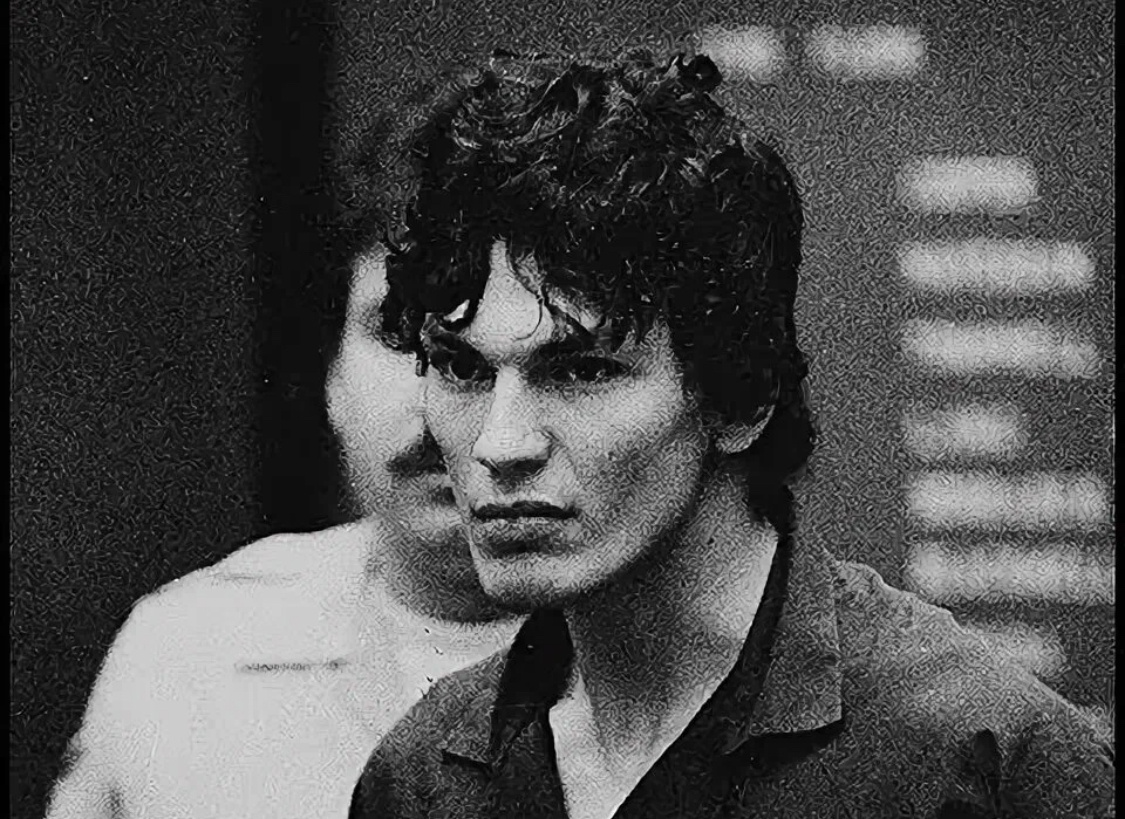 Ричард Рамирес (настоящее имя — Рикардо Лейса Муньос Рамирес) — американский серийный убийца латиноамериканского происхождения, известный также как «Ночной сталкер».