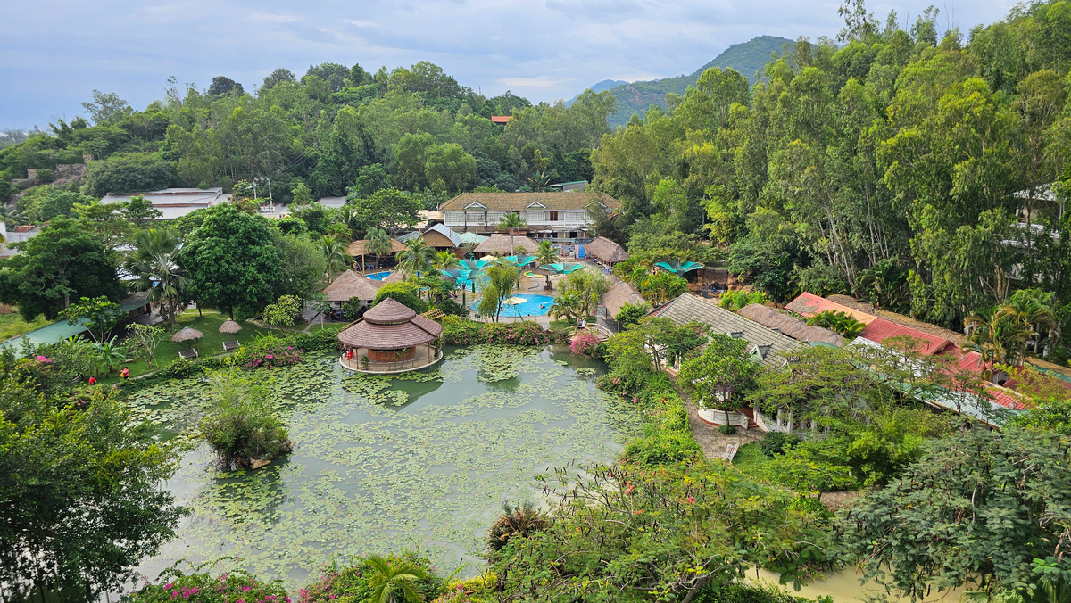 Вид на термальный комплекс Thap Ba