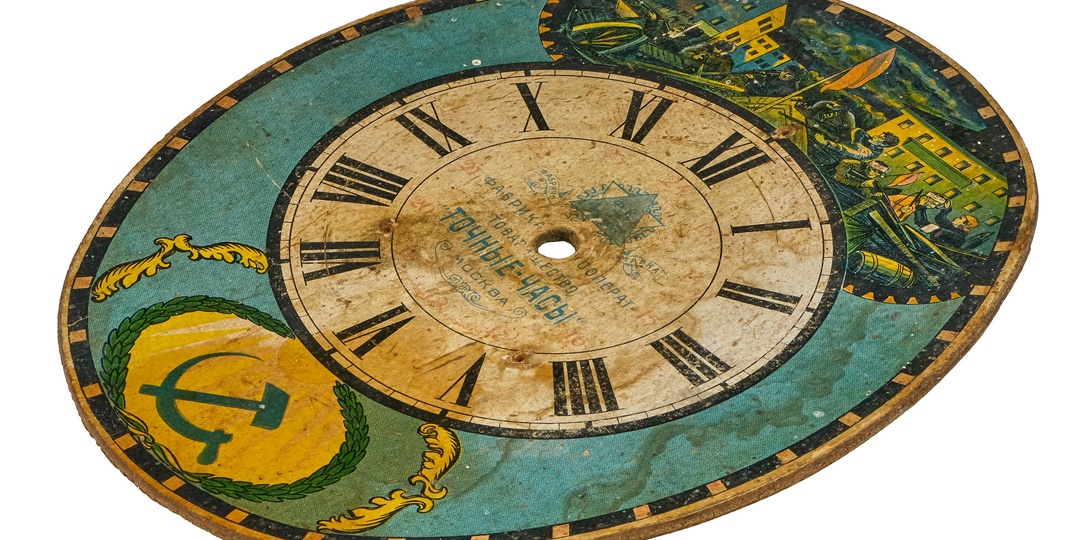 Циферблат настенных часов-ходиков фабрики кооперативного товарищества «Точные часы»