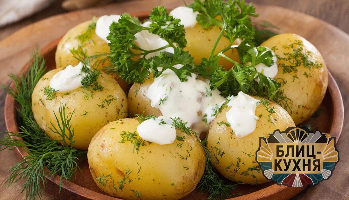 Картофель в микроволновке получается мягким, ароматным и готовится за считанные минуты