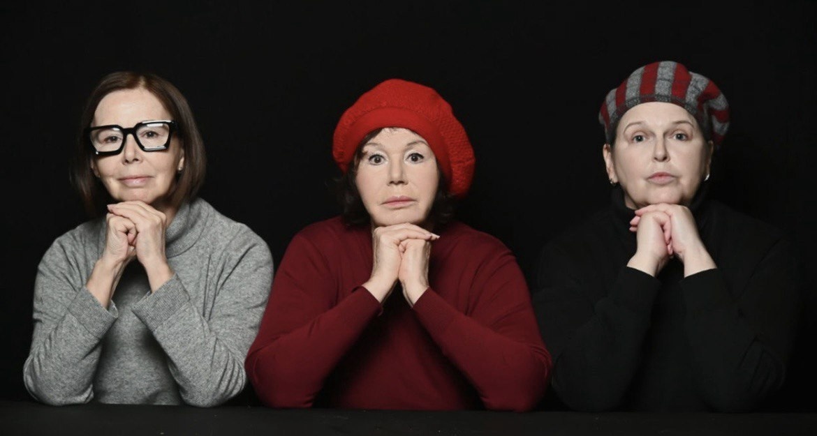 Евгения Симонова, Вера Бабичева и Зоя Кайдановская. Фото взято с сайта театра "Шалом".