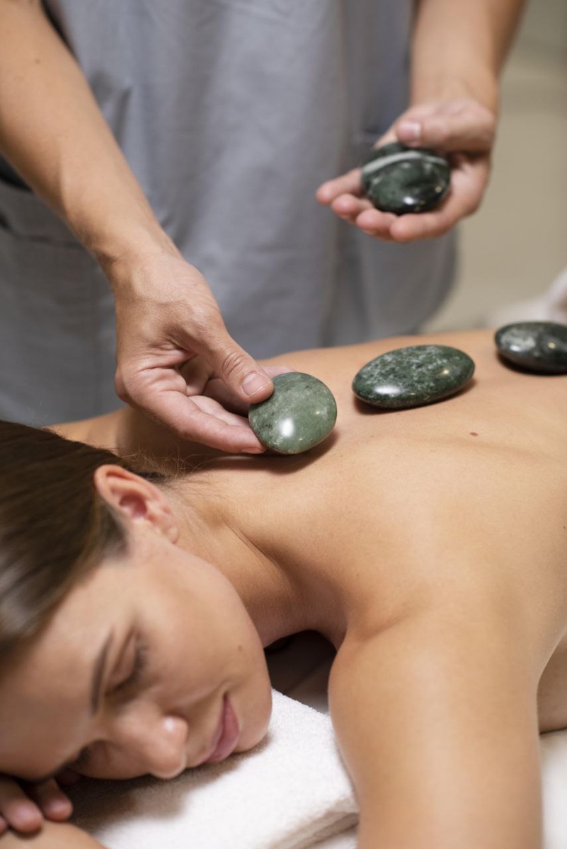 Камни двигаются по меридианам, удерживаются на биологически активных точках,