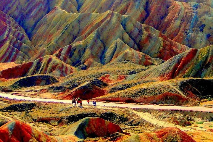 Для удобства посетителей организован бесплатный транспорт — автобусы регулярно перевозят гостей между различными зонами парка.Здесь оборудованы и  установлены зоны отдыха, есть магазины. да-да, ходить там запрещено, для этого существуют автобусы курсирующие по аллеям. 