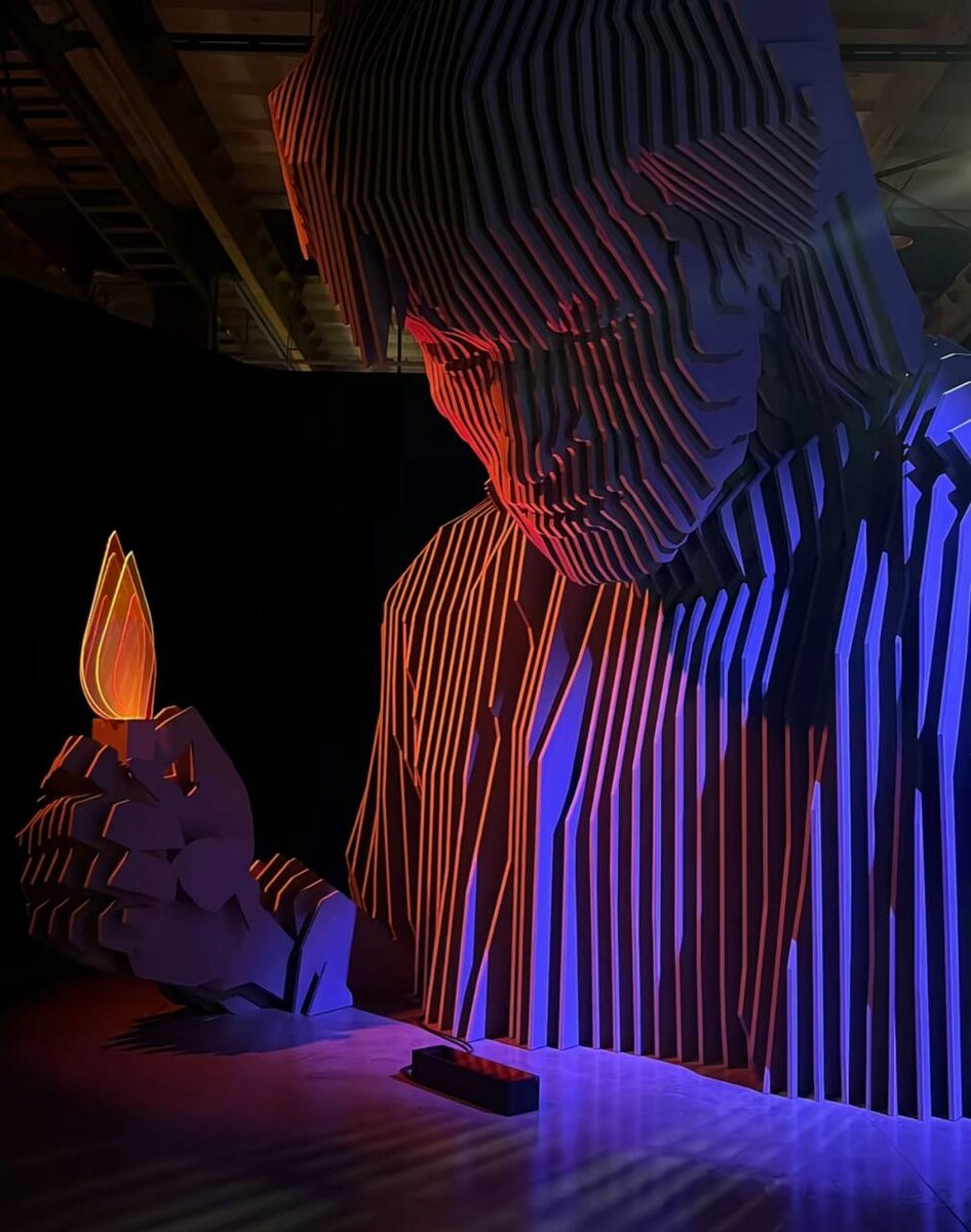 Источник: фото взято из личного архива            Бюст Виктора Цоя, словно выступающий из бетонного пола цеха. Поза бюста повторяет кадр из концовки фильма «Игла», где Виктор щёлкает зажигалкой и его лицо освещает огонь              