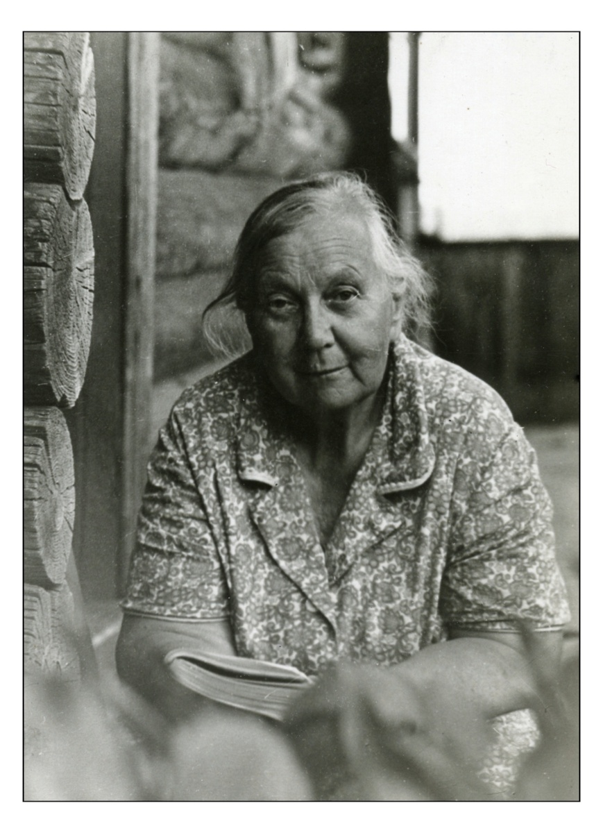 Моя бабушка Евгения Ивановна Тихвинская на крыльце своей любимой дачи в "Ильинке", лето 1976 года - та, о ком и пойдёт речь в дальнейшем повествование. 