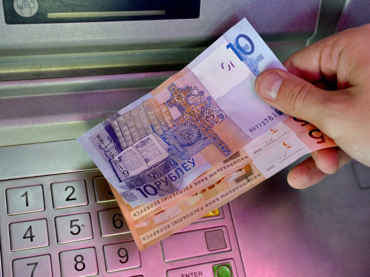    Банкомат одного из белорусских банков выдал денежные купюры нового образца | © Фото : Sputnik