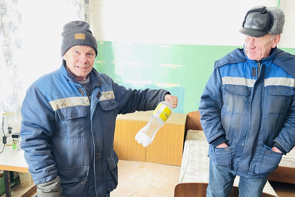    Комната отдыха водителей. Холодно так, что вода в бутылке стала льдом. / Николай Яров