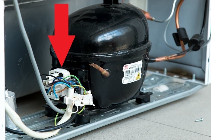 Находится в моторном отсеке и крепится к компрессору холодильника