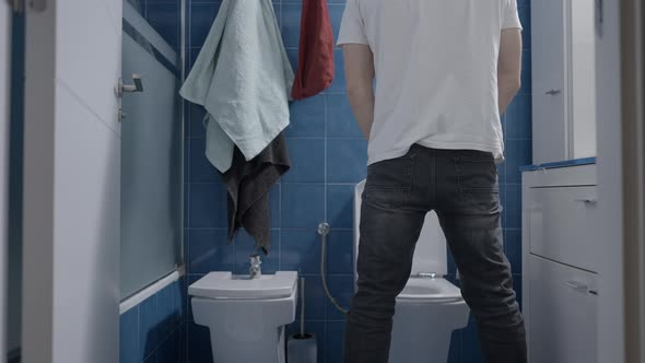 Уролог рассказал, почему мужчинам нужно писать сидя: в чем польза и вред