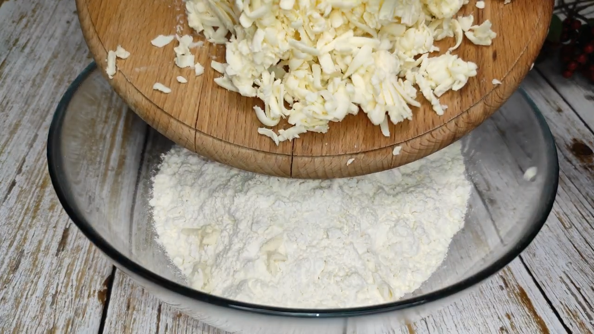 Луковый пирог с плавлеными сырками. Фото автора.