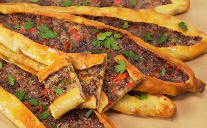 Турецкий мясной пирог-пиде: аппетитный перекус, который затмит пиццу
