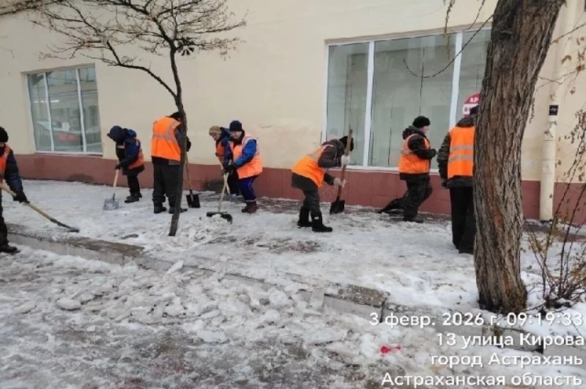    В Астрахани вдвое усилили уборку тротуаров перед новыми морозами
