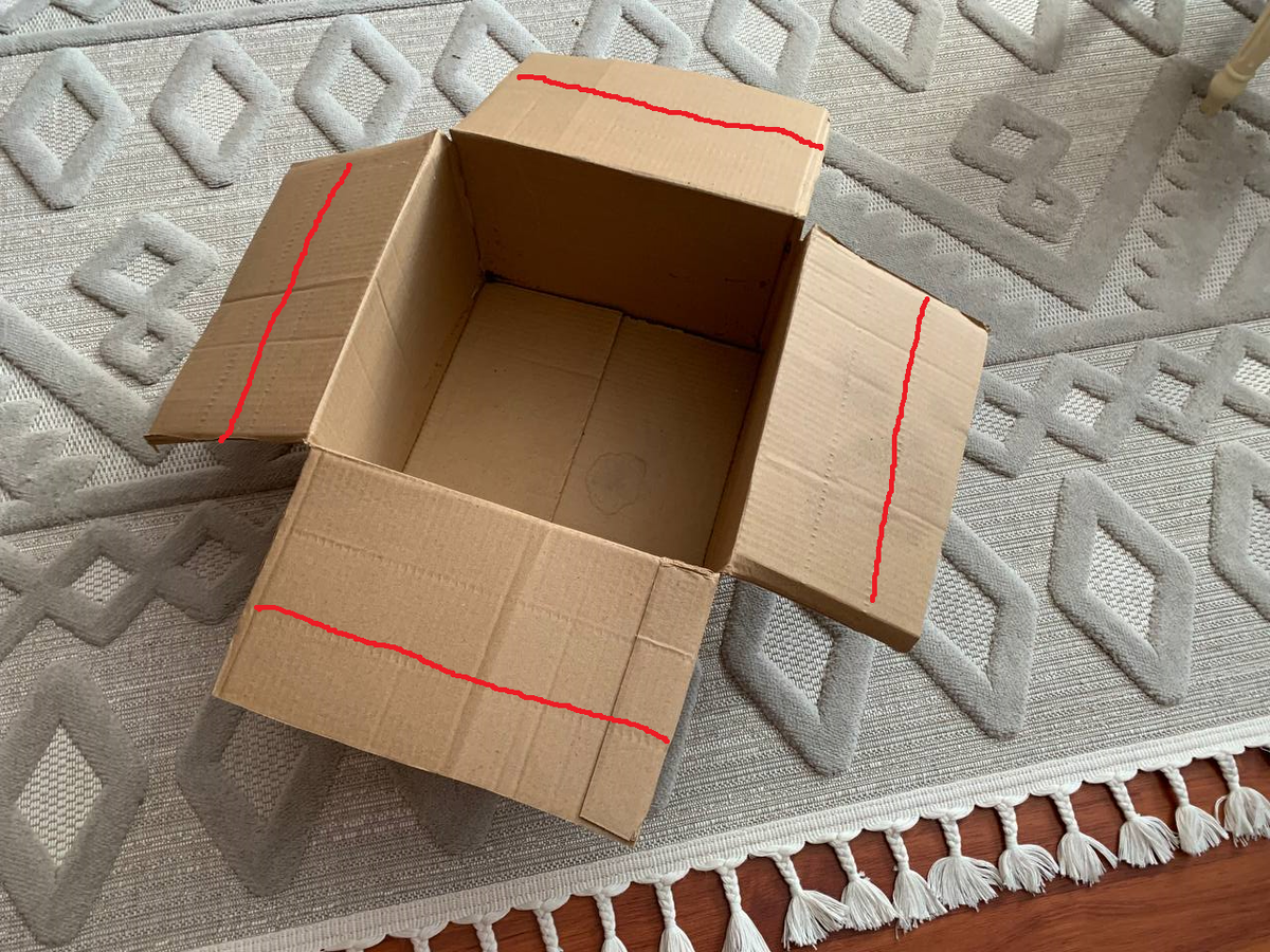 Примерила по подоконнику и отрезала по красным линиям. Фото автора